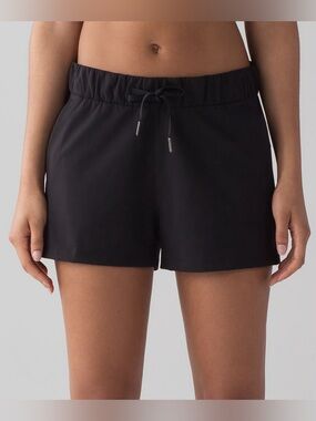 LULULEMON | On The Fly Mid Rise Shorts